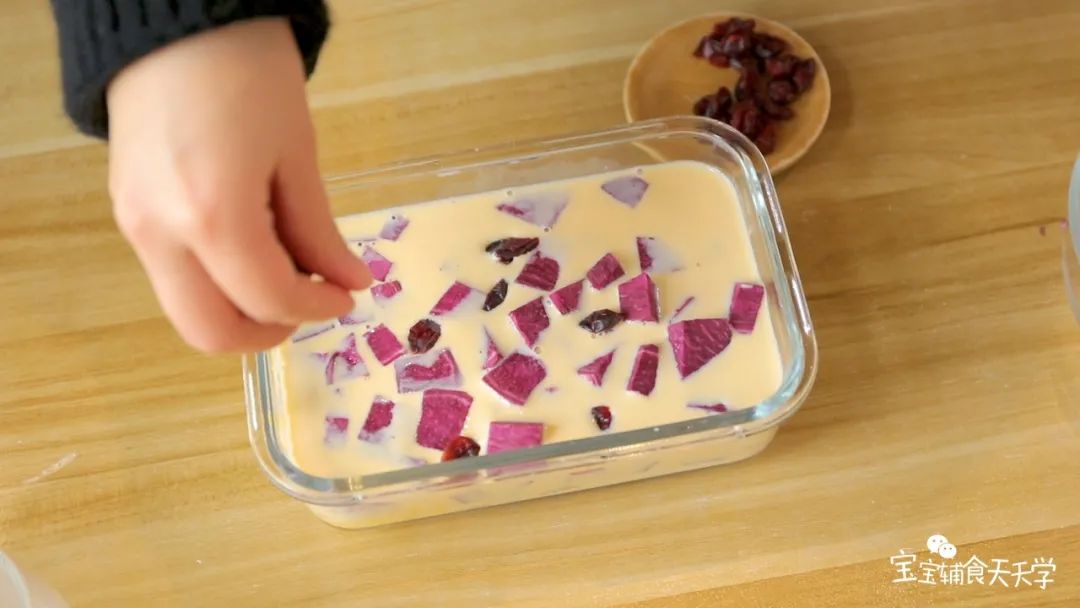 表面撒上蔓越莓干