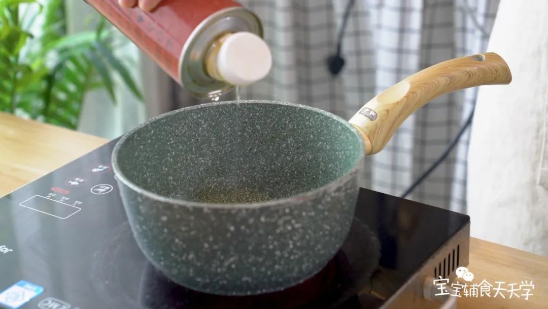 热锅，把贝柱炒香