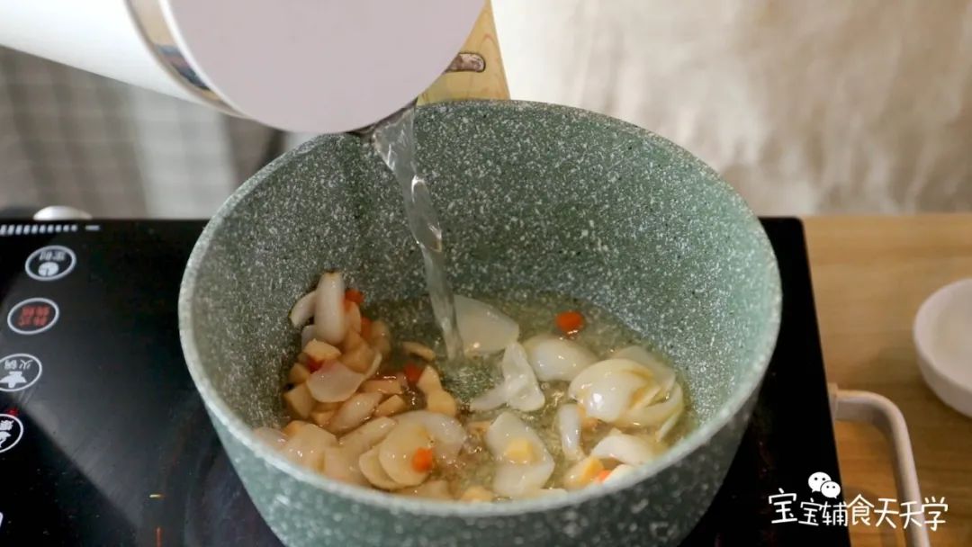 加入少许水，没过百合