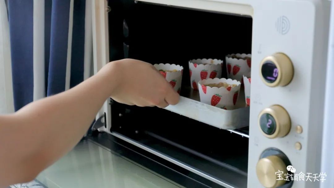 预热烤箱170度，170度烤20分钟至凝固