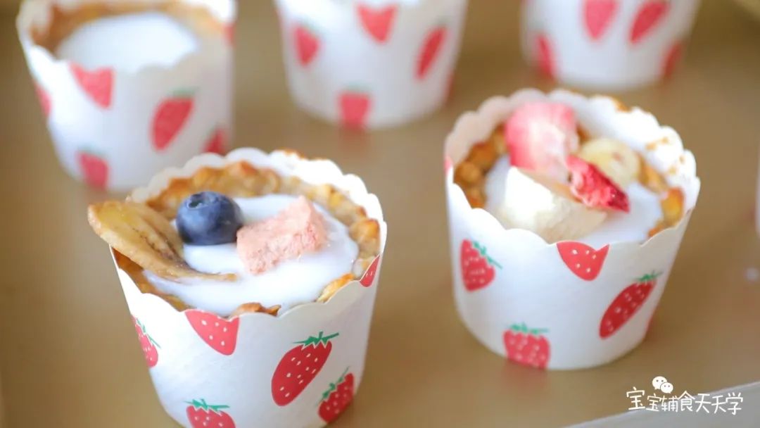 放上早餐麦片中的酸奶块果干和蓝莓即可