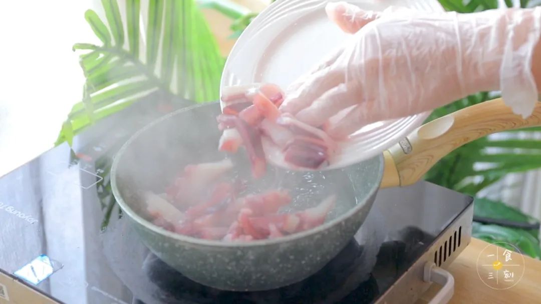 鱿鱼须冷水下锅，加入料酒焯至鱿鱼卷起捞出