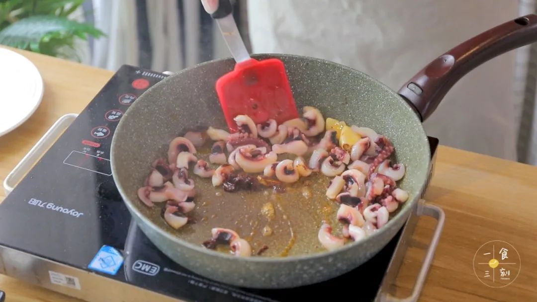 加入鱿鱼稍微炒几下