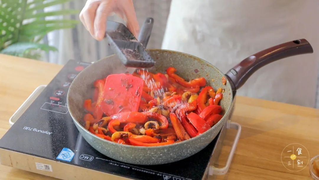 最后，加入生抽、蚝油、老抽和糖翻炒均匀即可