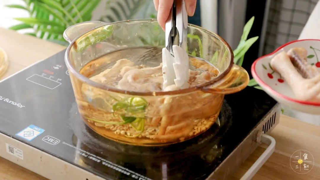 锅中加入薏米、节瓜、鸡爪和葱段