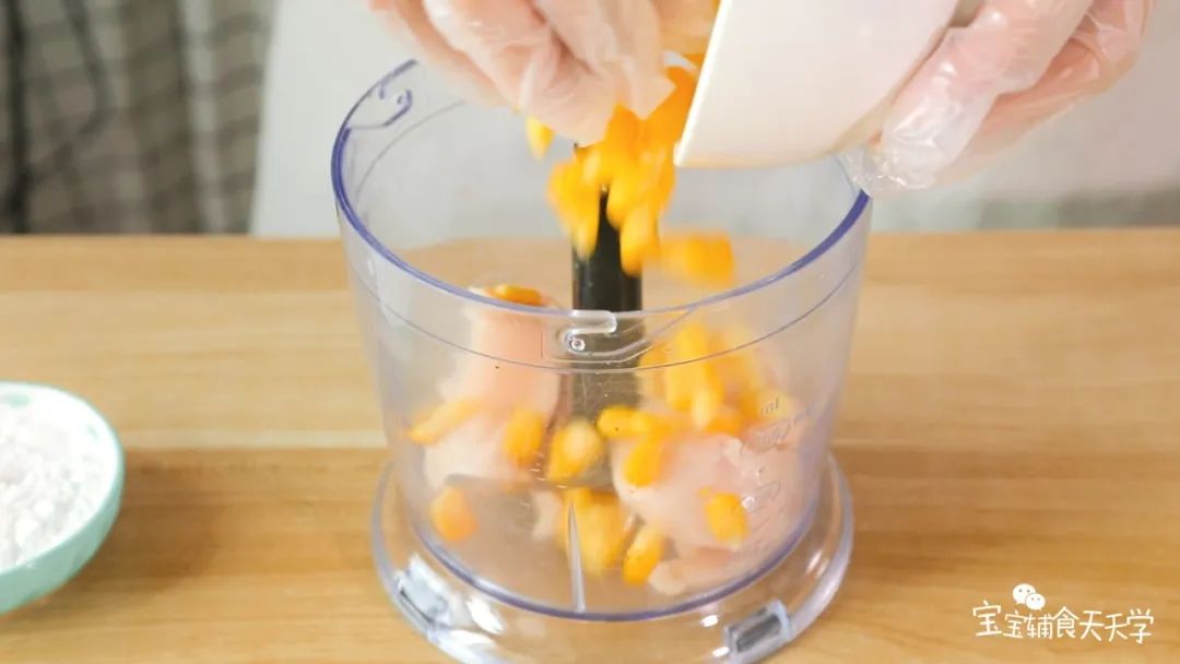 第3步：鸡肉块放入辅食机，加入玉米淀粉和玉米粒搅打成鸡肉泥