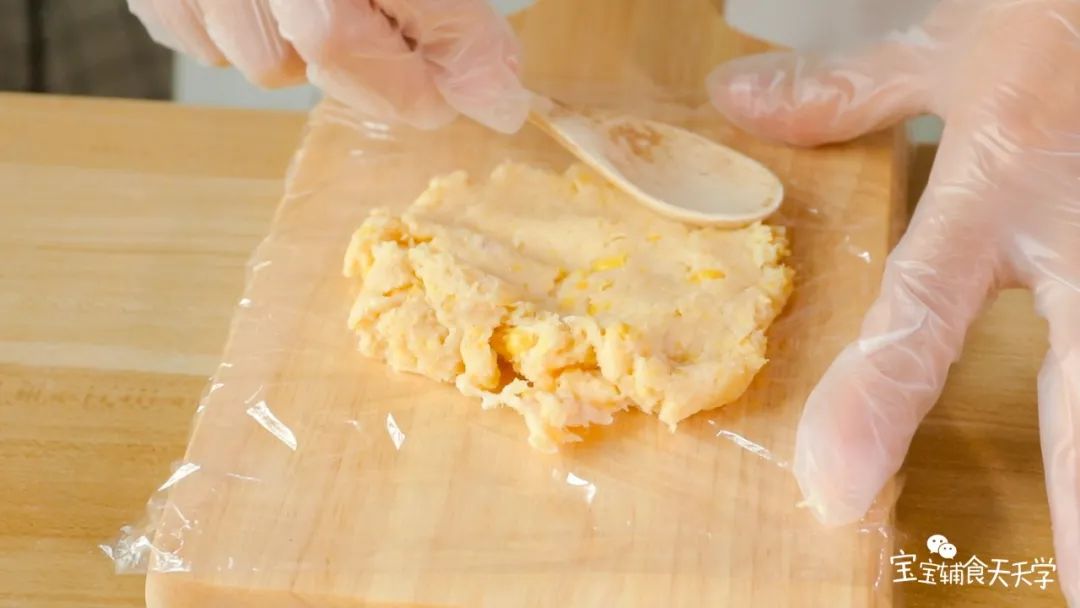 第4步：铺一张保鲜膜，固定好，放适量的鸡肉泥抹平备用