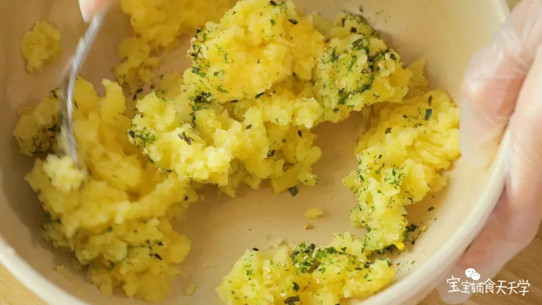 土豆泥中加入拌饭料搅拌均匀