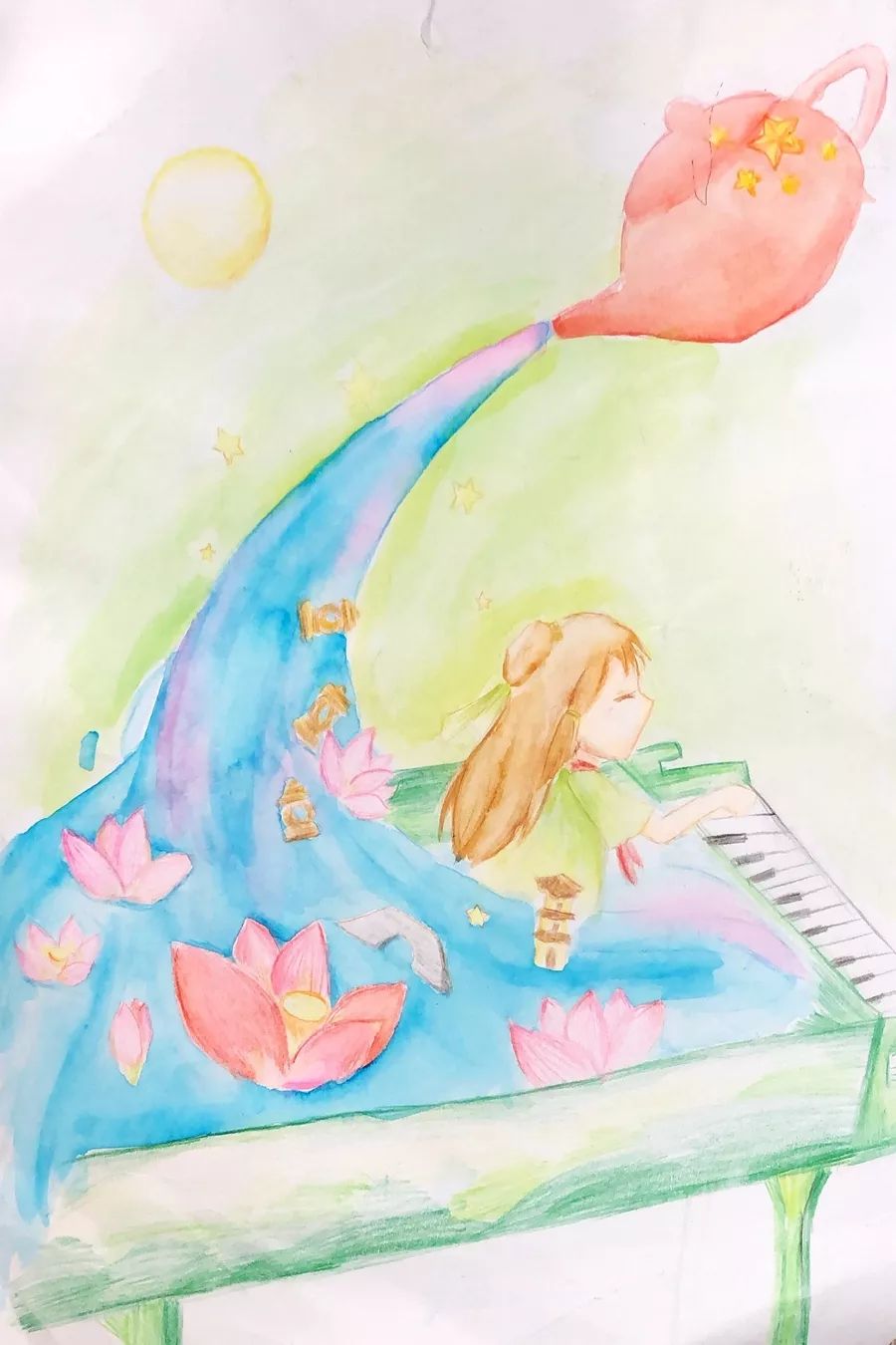 步骤4：茶音西湖：画的上方有一只茶壶，茶壶中的水倾倒下来，就变成了美丽的西湖。湖中坐一少女，扬起右手，好像在弹奏一架钢琴，由此看出西湖的美丽。茶壶上映着一面五星红旗，代表着中华人民共和国的力量笼罩着西湖。所有炎黄子孙都要跟着党走，让中国走向辉煌的明天！