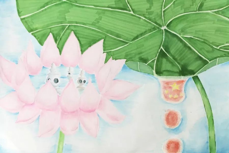 步骤3：《清晨》“接天莲叶无穷碧，映日荷花别样红。”西湖的荷花，出淤泥而不染，是西湖的象征。作品中的莲蓬被改为西湖十景之一“三潭映月”，西湖的水，不像大海波涛汹涌，也不像小谭里的水，毫无波澜，而是波光粼粼的。荷叶上滴落的露珠，则倒映着在天空飞扬的五星红旗。