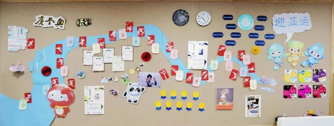 步骤10：设计理念：此板报以“庆冬奥，迎亚运”为主题，选择钱塘江作为杭州的标志贯穿整个板面，表明亚运会的举行地点，江上有两种小卡片，一种是同学们的生日卡，每一张都由两位文艺委员精心手绘，以漫画的形式放大了每个同学的特征，结合了星座，每一张生日卡都按同学们生日的先后顺序排列，犹如时间的长河。另一部分是冬奥会的比赛项目剪影，一直延伸到亚运会标处象征着体育精神的传递，这些剪影上都刷了夜光颜料，到了夜晚就会发出光芒，表达体育精神不论何时都熠熠生辉、永不磨灭。