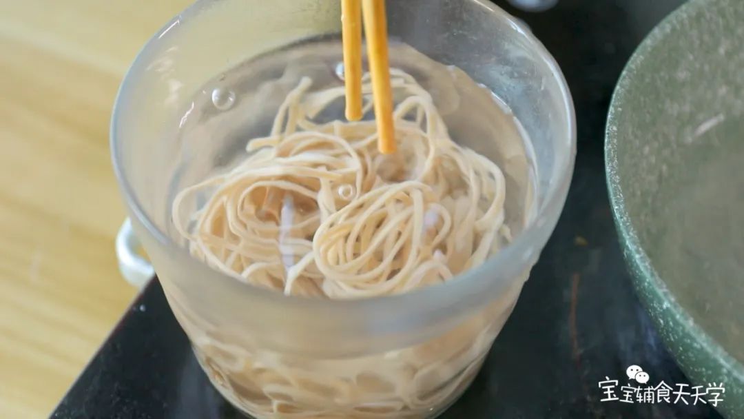 煮好的荞麦面用凉白开浸泡