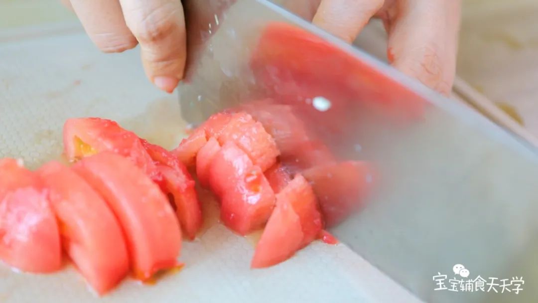 番茄用热水浸泡后去皮、切粒