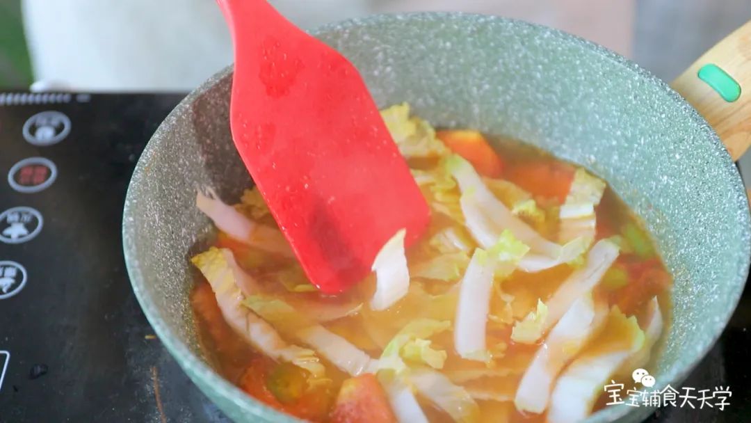 加入清水烧开，倒入娃娃菜煮软