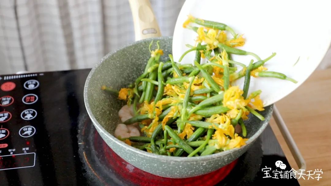 加入黄瓜花，炒至变软