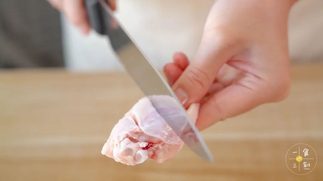 鸡翅洗净，划2刀方便入味