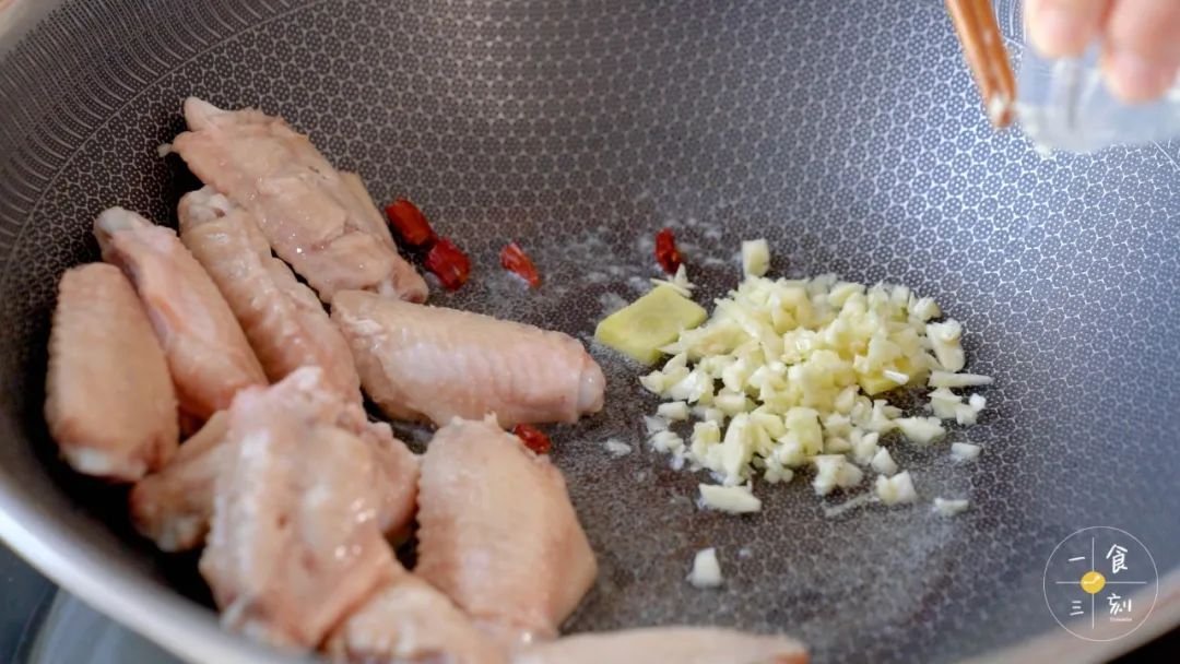 倒入姜片、蒜末、辣椒粒，炒出香味