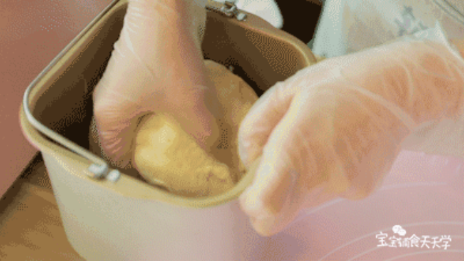 约30分钟后揉成一个柔软的面团