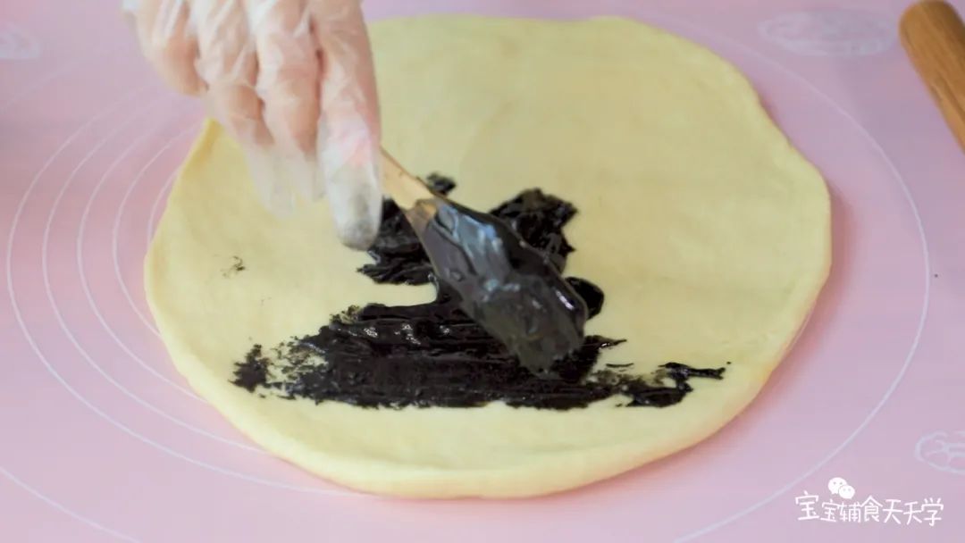 铺上一层黑芝麻酱