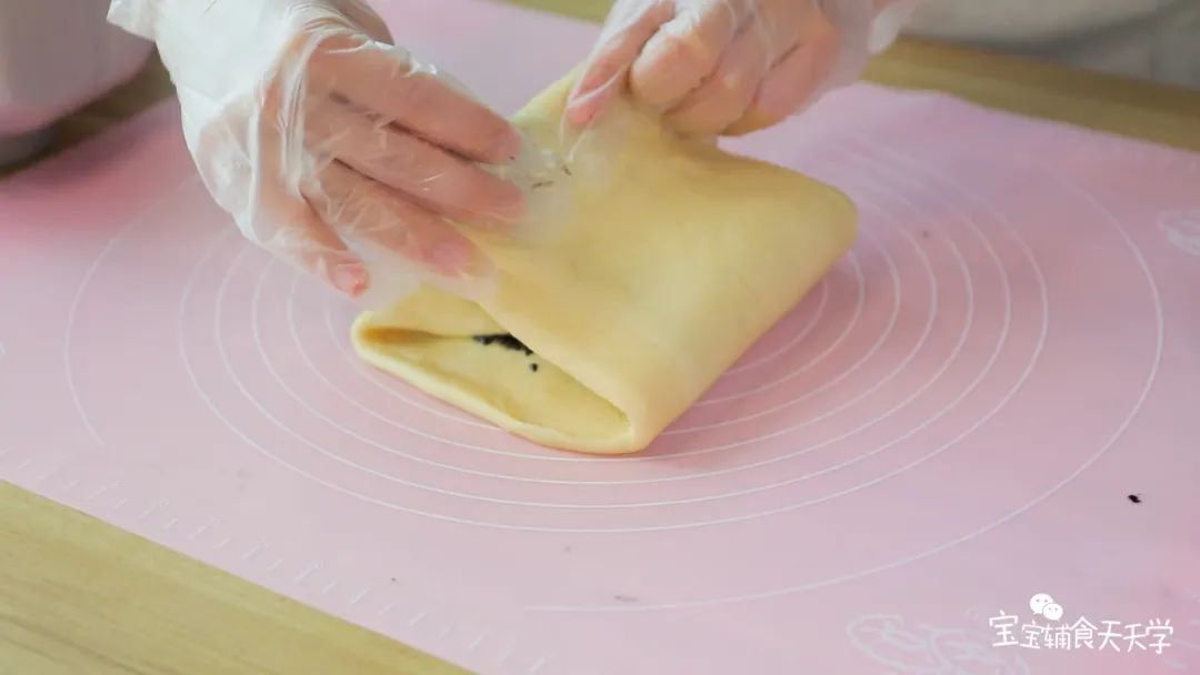 再叠起，卷成吐司团