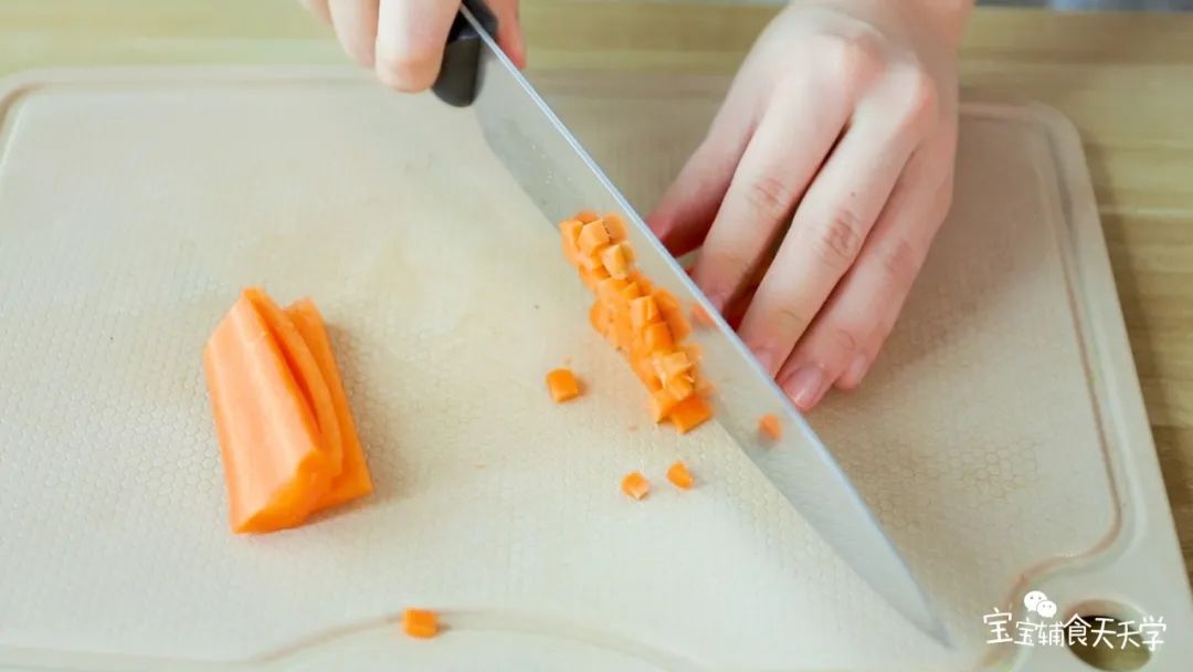 第2步：胡萝卜、洋葱切粒