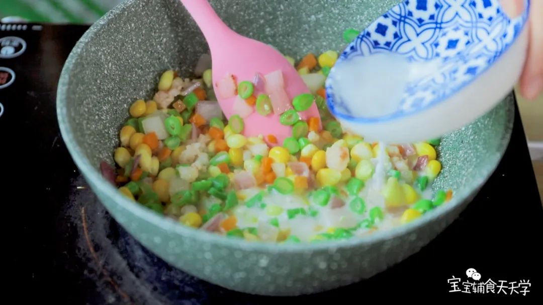 第8步：番薯粉加适量清水搅拌均匀，倒入炒锅中，调出浓稠的汁