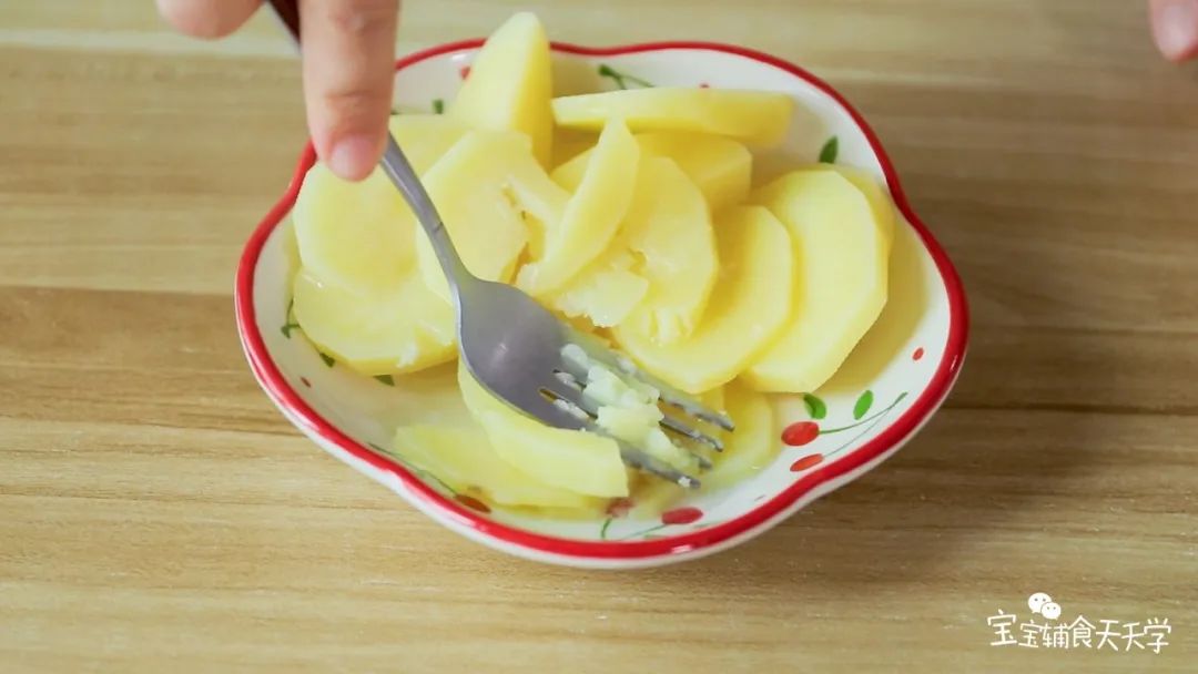 第9步：土豆加入配方奶后用叉子压成泥