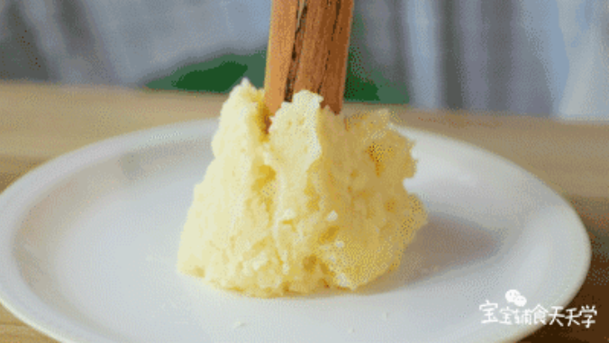 第10步：土豆泥围着擀面杖，塑型成一个小火山的形状