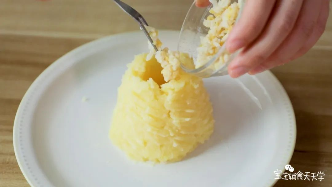 第13步：最后淋上蔬菜虾仁汁，就完成啦！