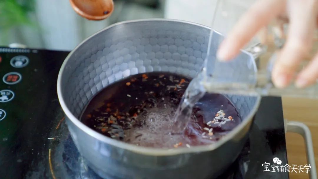 紫米、谷物米加入适量的冷水，中大火加热