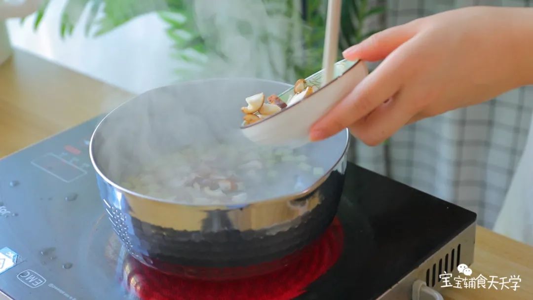 锅中加入开水，加入香菇和西葫芦