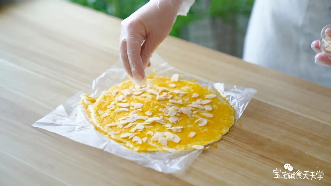 均匀铺上杏仁片，稍微按一下