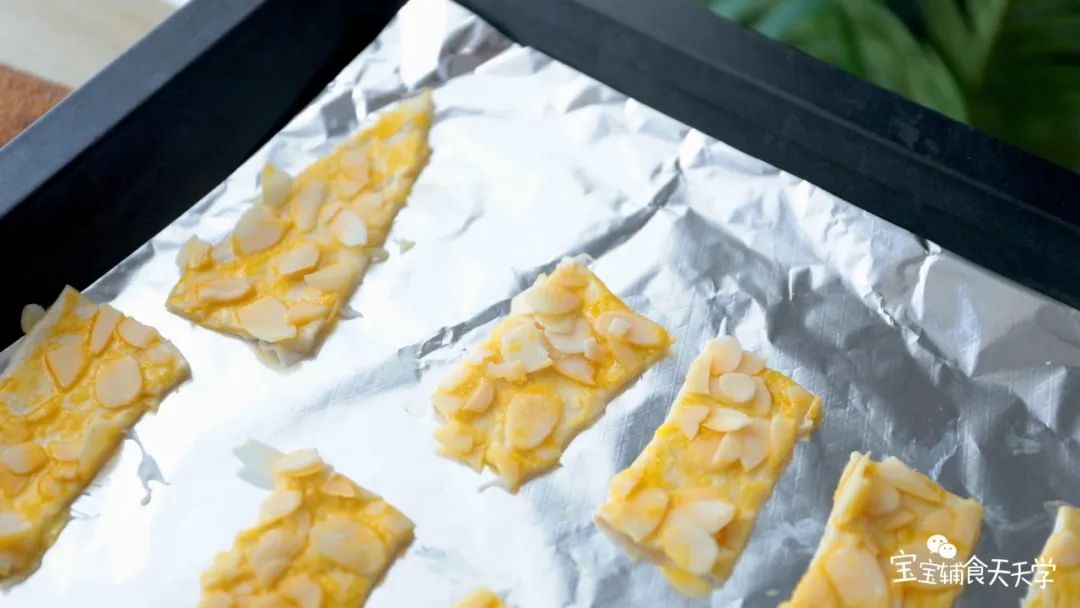 烤盘垫上锡纸，放入烤盘中