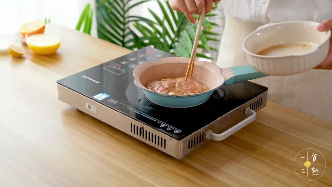 热锅不放油，小火煎腌制好的鸡扒