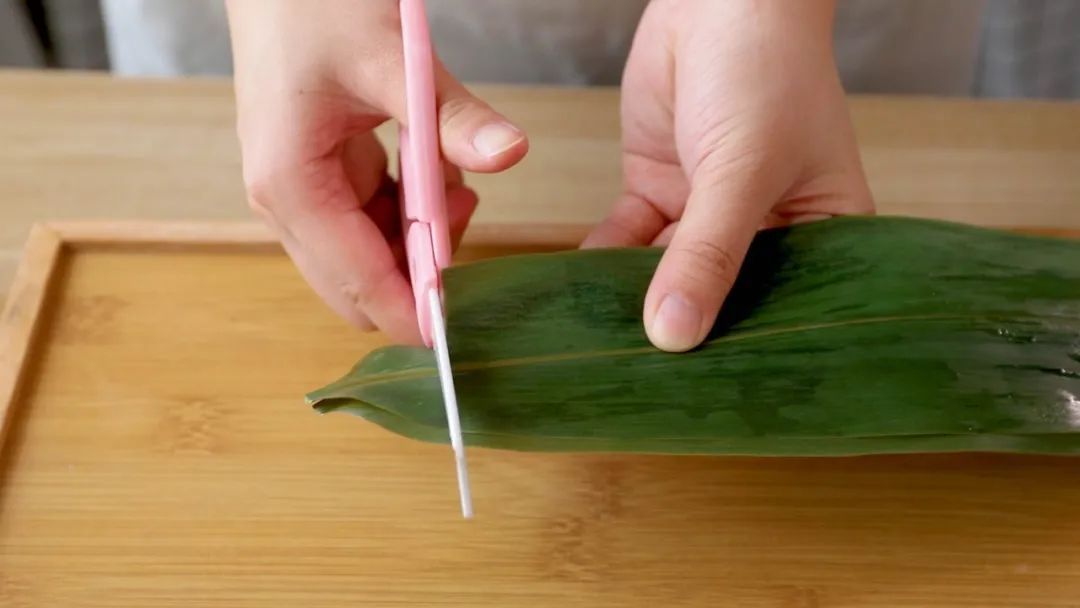 粽叶尾部剪掉
