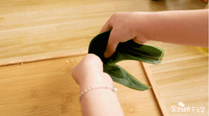 在三分之一处卷起呈漏斗状