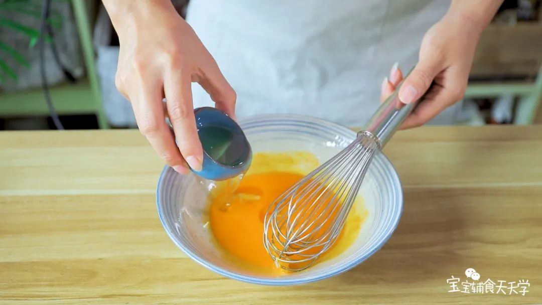 加入玉米油和牛奶混合均匀