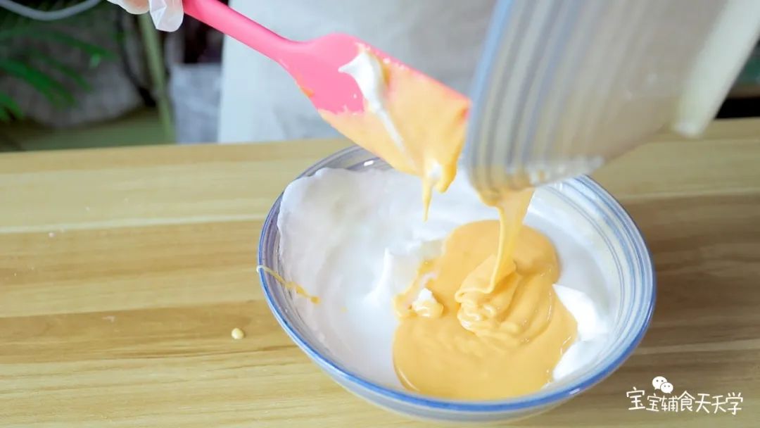 然后将融合好的蛋黄糊倒回剩余的蛋白霜的碗中，再次翻拌均匀