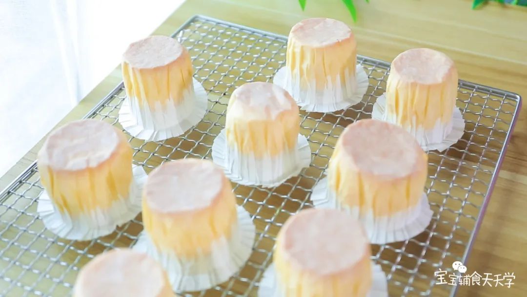 时间到了以后在烤箱里焖5-10分钟，再取出来倒扣放凉