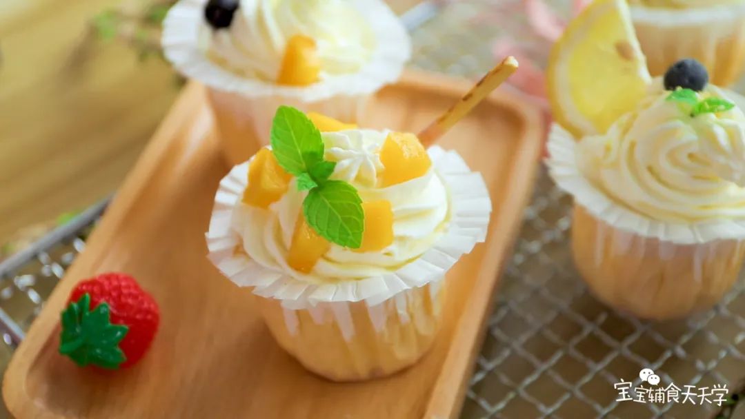 最后放上喜欢的饼干和水果做装饰，完成了！