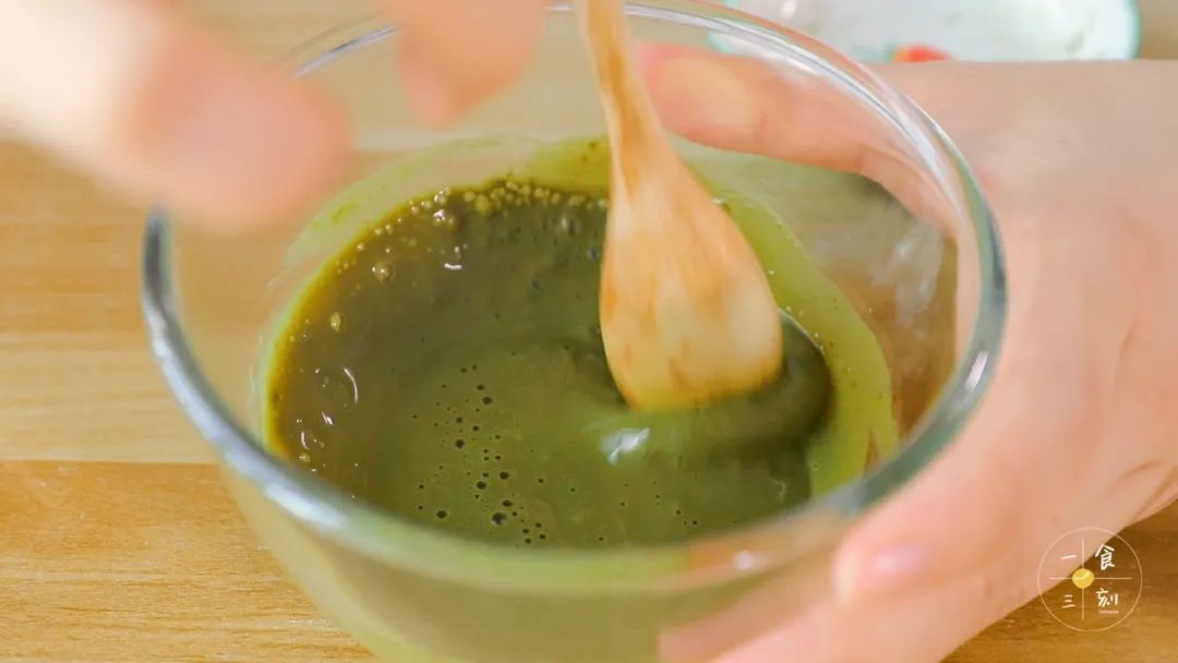 蛋白160g，蛋黄68g，砂糖 / 35g，牛奶/38g打发白砂糖50g，玉米油/27g，抹茶粉/5g低筋面粉 / 60g，淡奶油 / 200ml，芒果/1个