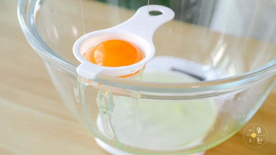 准备两个深盆，把蛋黄和蛋白分开