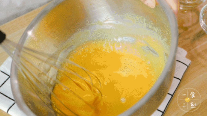 再一次性倒入牛奶，搅拌均匀