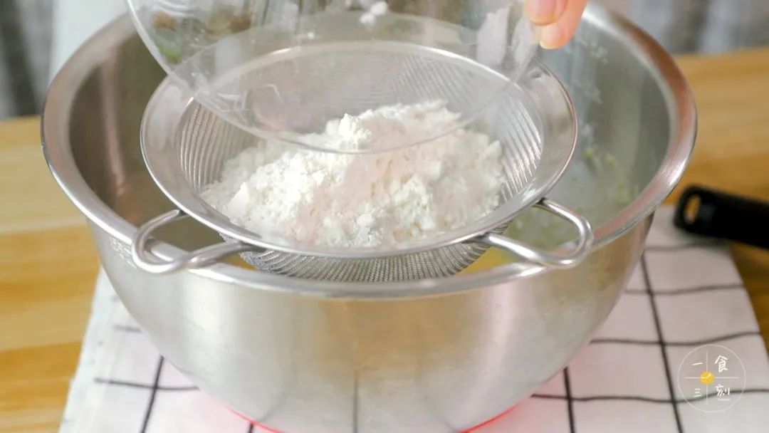 加入过筛的低筋面粉，混合均匀