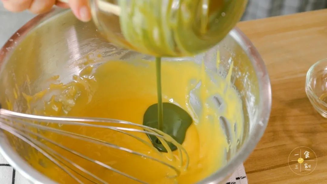 在蛋黄面糊倒入混合好的抹茶液，用搅拌棒混合均匀，备用