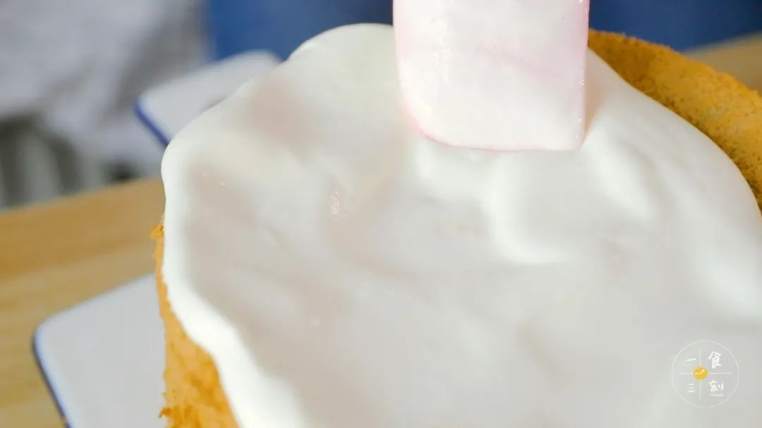 用剩余的奶油把表面抹平，让奶油沿边自然流动下去