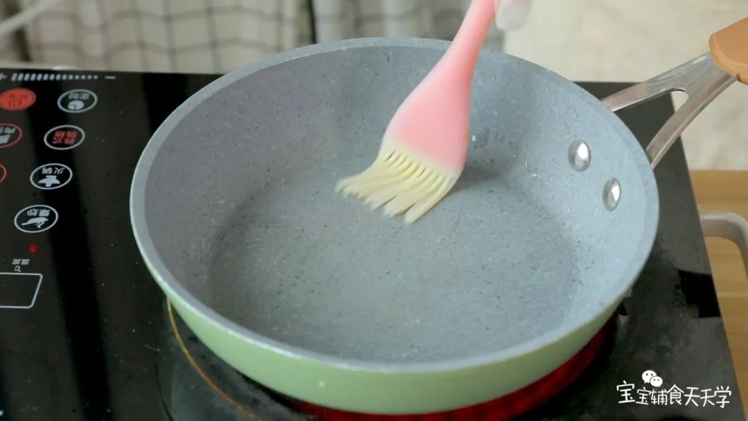 热锅，刷上一层热炒油