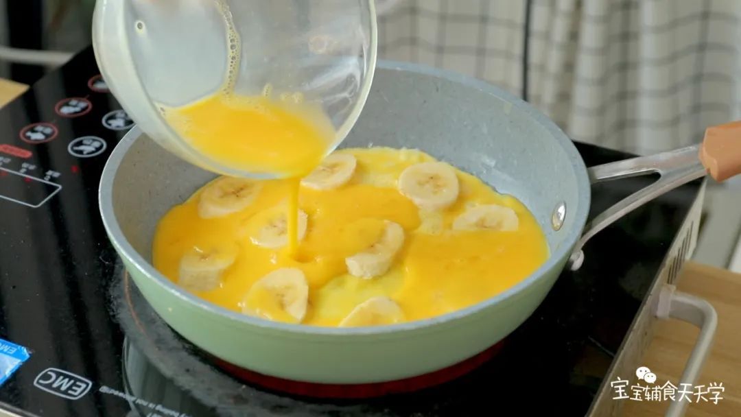 待蛋液凝固些，香蕉皮不会移动了，再倒入剩余的蛋液