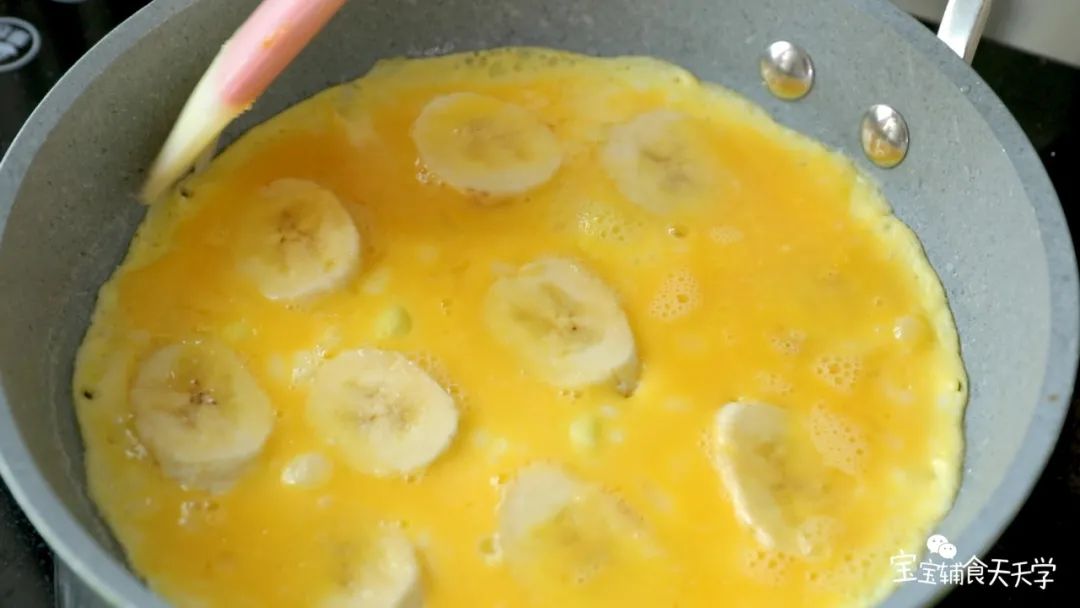 沿边刷上一些水