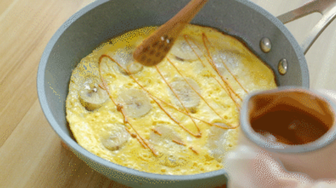 在出锅前，淋上适量的花生酱即可完成